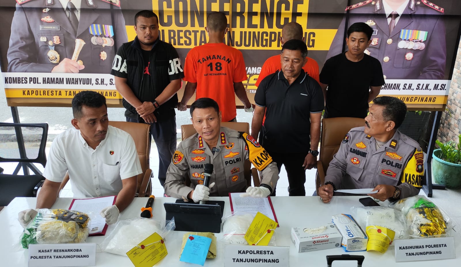 Kapolresta Tanjungpinang menunjukkan dua kurir narkoba dan barang bukti 10 kg sabu di Mapolresta Tanjungpinang.