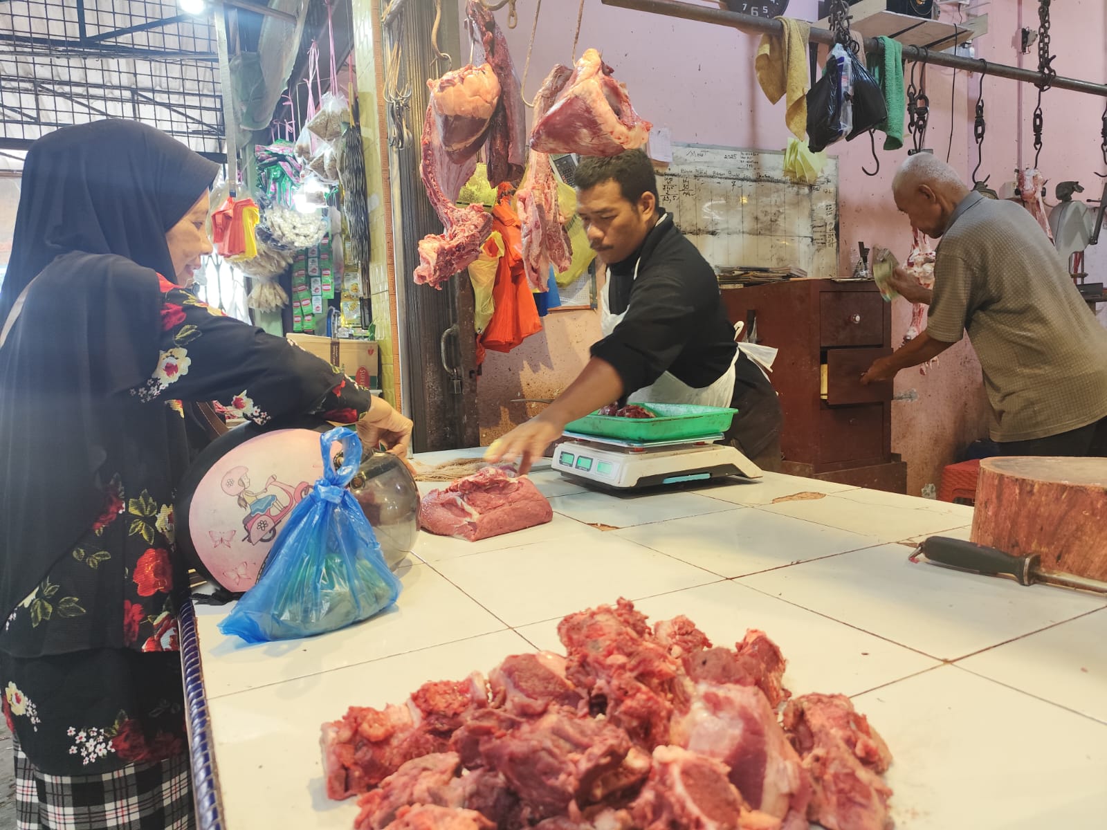 Kios penjual daging sapi di Pasar Bintan Center Tanjungpinang mulai menjual daging sapi segar dengan harga Rp170 ribu per kg, Rabu (26/3).