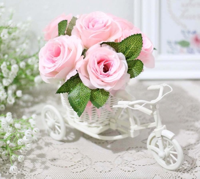 Ilustrasi. Bunga mawar yang menghiasi ruang menambah kesan mewah dan anggun.