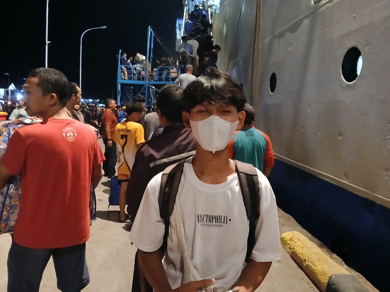 Mahasiswa UMRAH asal Natuna, Saroma perlu gunakan dua kapal agar bisa sampai ke kampung halamannya di Ranai, Natuna.