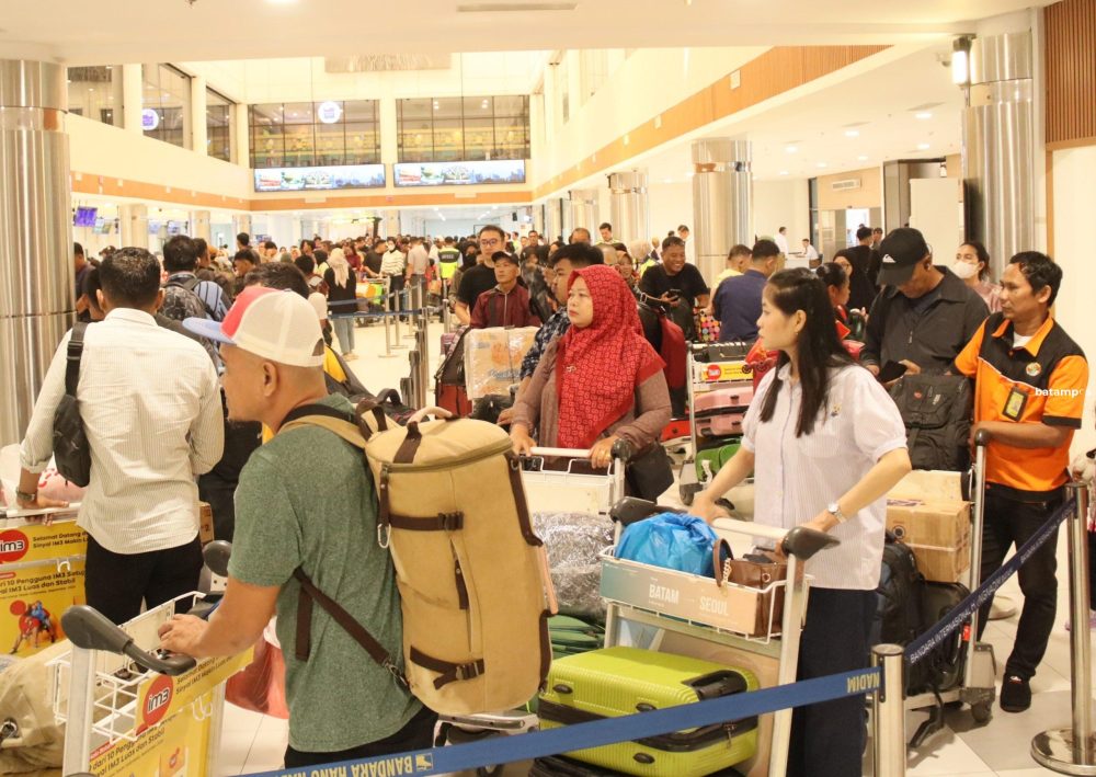 Penumpang memadati konter maskapai penerbangan saat akan melakukan check-in di Bandara Internasional Hang Nadim, Selasa (25/3). Arus mudik penumpang menjelang lebaran mengalami peningkatan.