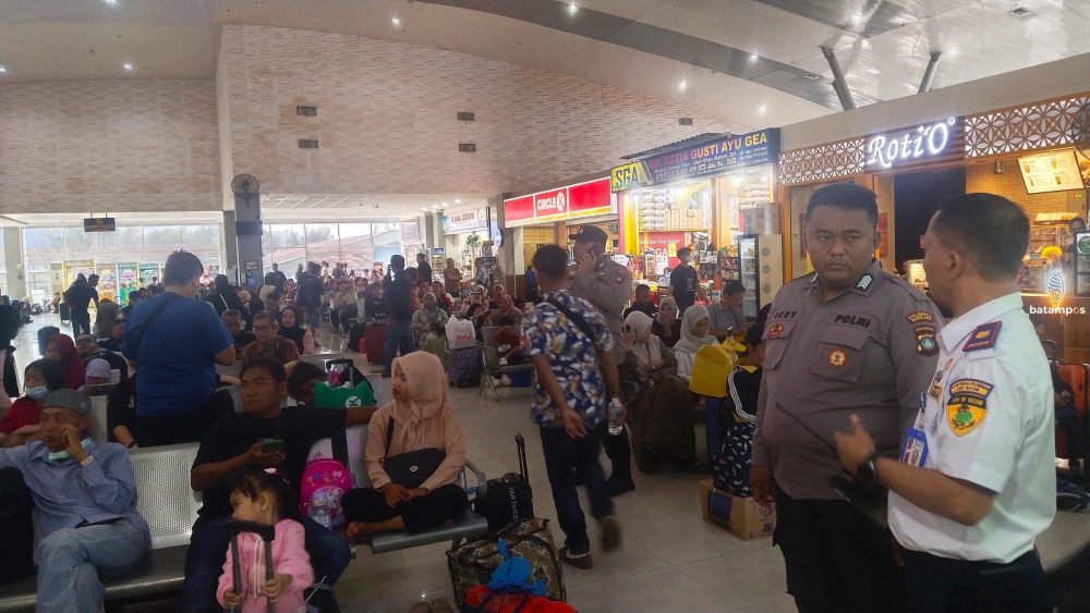 Suasana arus mudik Lebaran 2025 di Pelabuhan Feri Domestik Sekupang, Batam, Rabu (26/3).