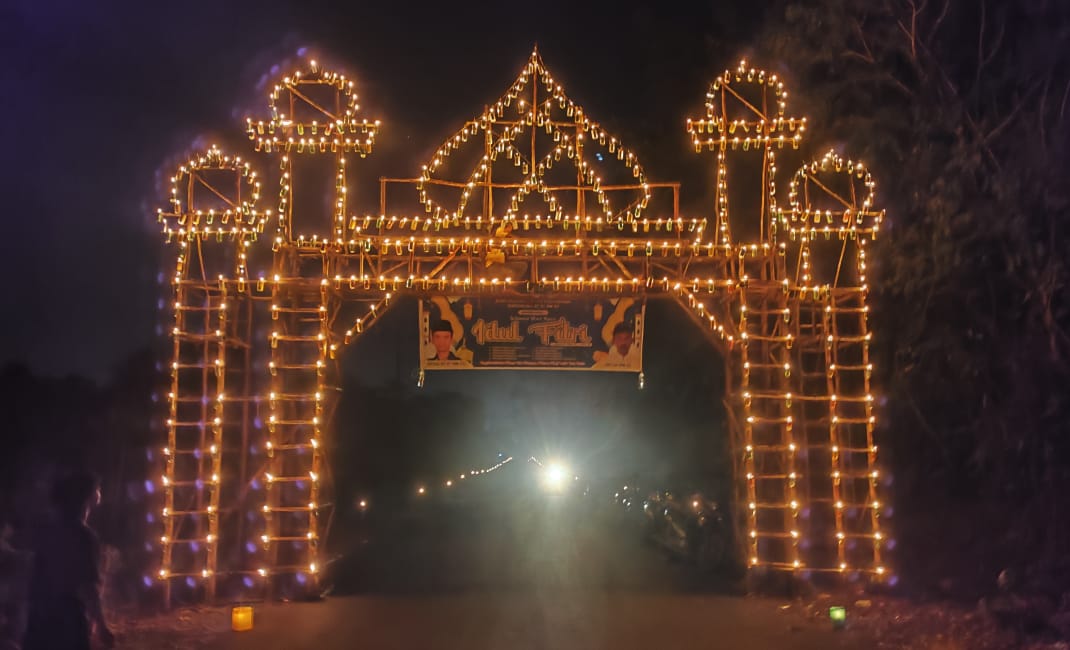 Tradisi 7 Likur dengan penerangan lampu cangkok di kawasan Sei Ladi Tanjungpinang.
