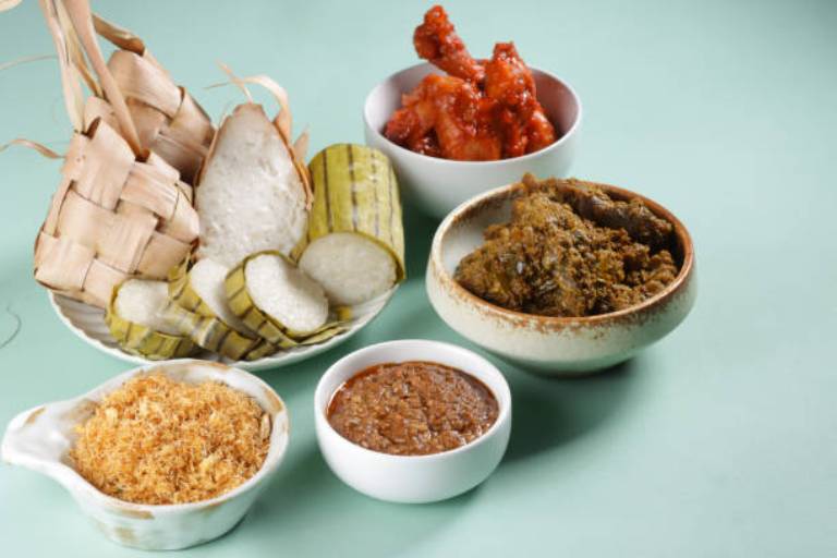 ILUSTRASI. Ketupat, rendang dan opor  merupakan menu wajib yang terjadi di hidangan saat Lebaran.