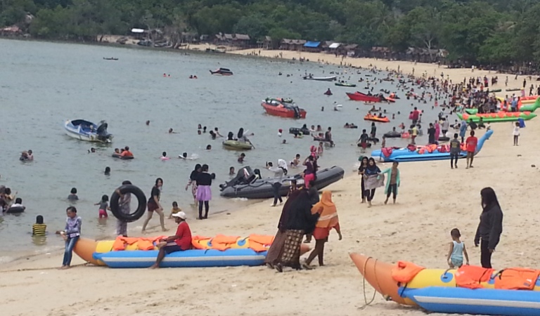 Pantai Pelawan, Kecamatan Meral Barat menjadi destinasi favorit  warga seusai Lebaran.