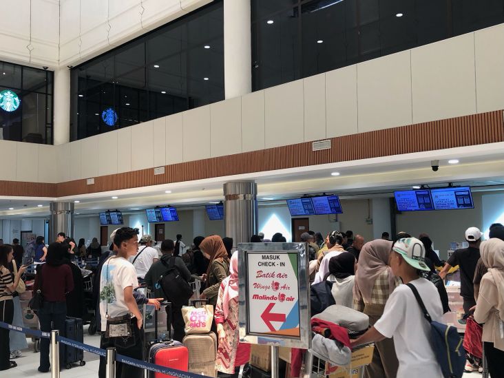 Para Pemudik saat antre di loket di Bandara Hang Nadim.