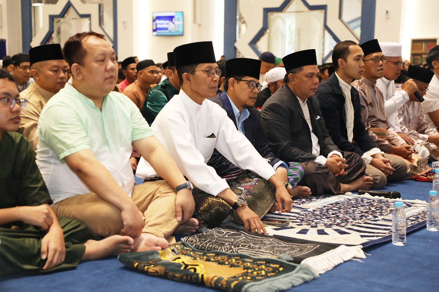 Wali Kota Batam, Amsakar Achmad saat ikut salat Id di Masjid Agung Raja Hamidah, Senin (31/3).