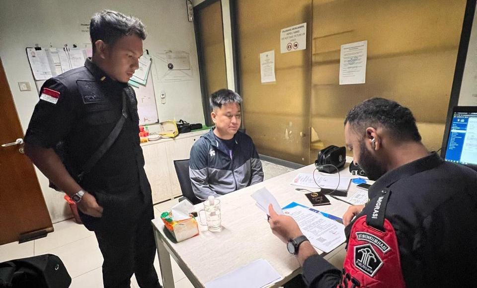 Warga negara Tiongkok, Jia Haiyang, saat proses deportasi dari Indonesia menuju Tiongkok.