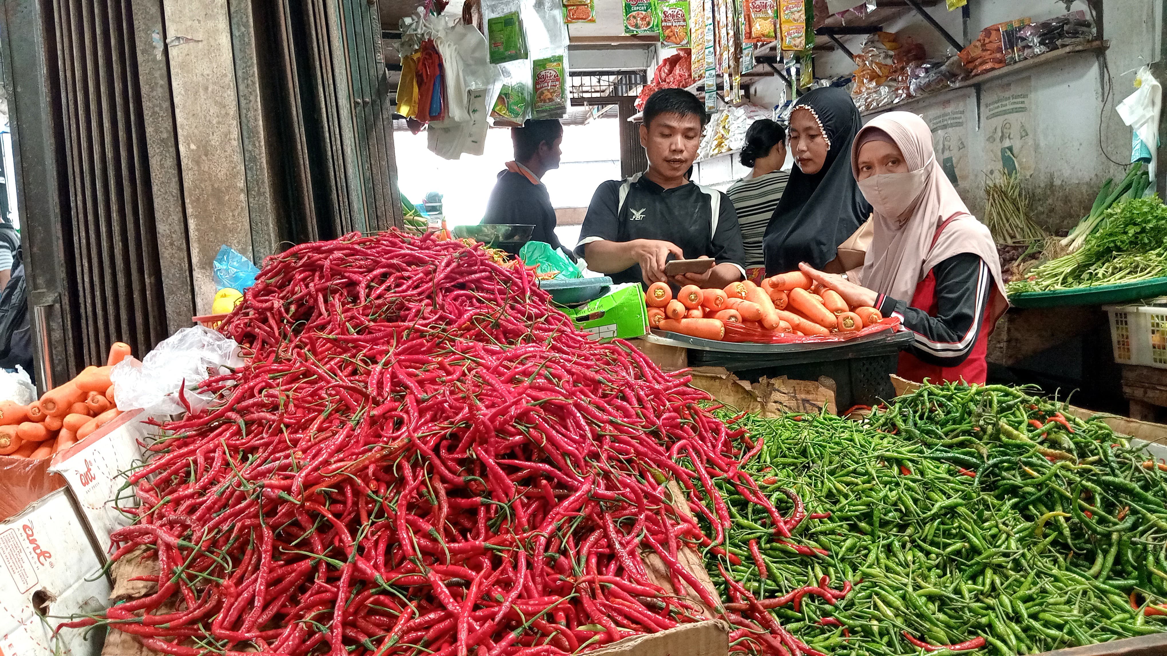Harga cabai merah di Pasar Bintan Center mengalami kenaikan dan dijual sebesar Rp105 ribu per kilogramnya, Kamis (3/4).