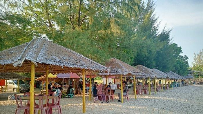 Pantai Ketam, Desa Pongkar merupakan salah satu objek wisata unggulan di Kabupaten Karimun.