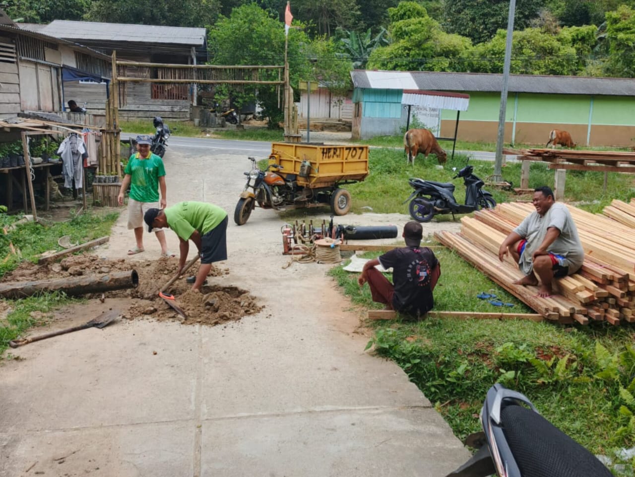 Petugas SPAM Anambas sedang memperbaiki pipa yang bocor di kawasan Batu Tambun. Akibat bocornya pipa, distribusi air bersih terkendala.