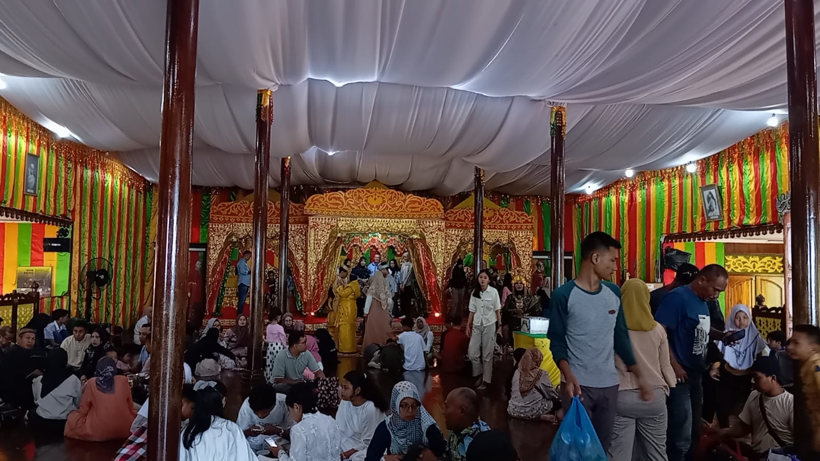 Wisatawan beramai-ramai mengunjungi Balai Adat di Pulau Penyengat untuk menikmati libur lebaran Idulfitri 2025, Kamis (3/4).