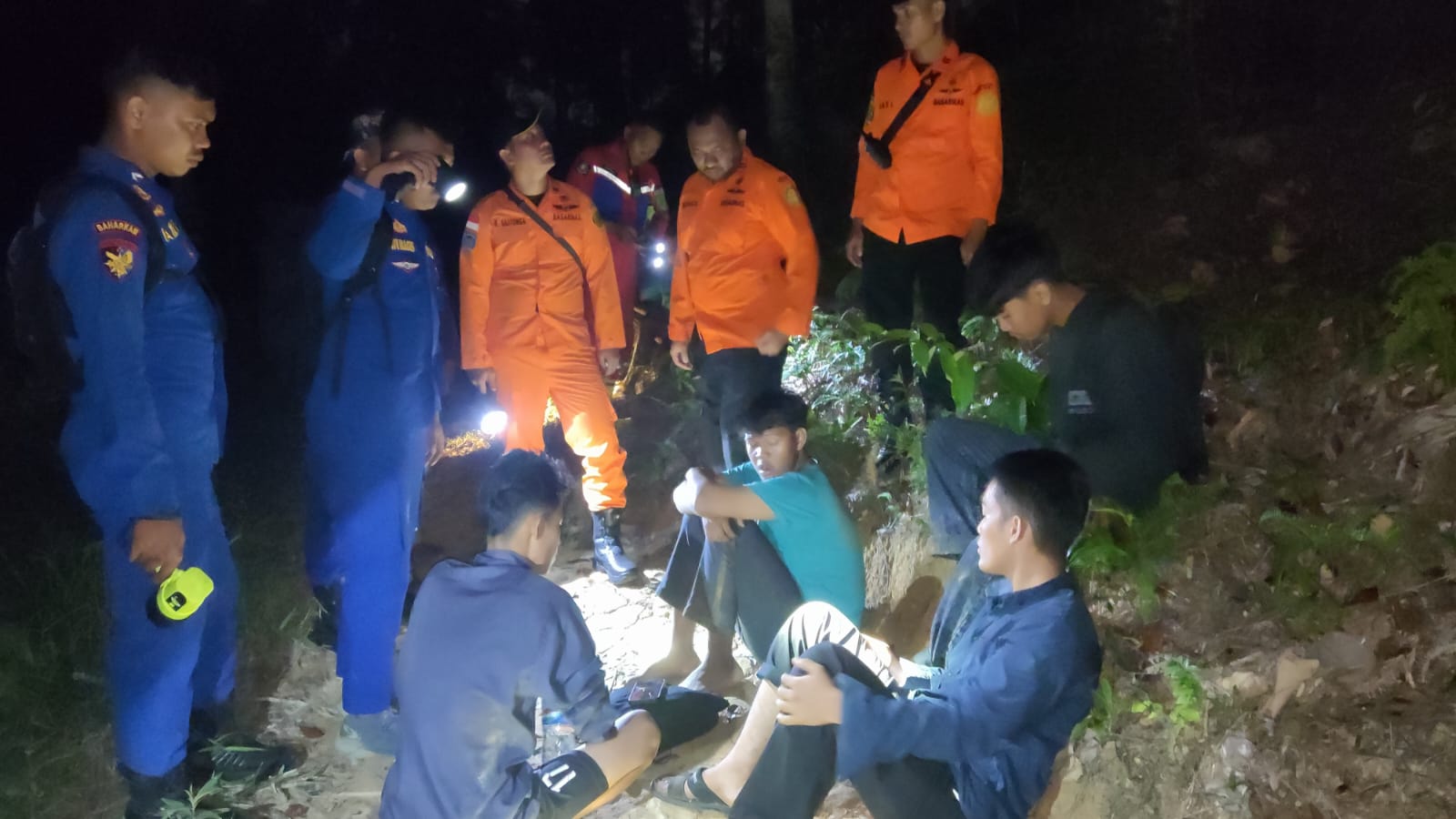 Tim penyelamat saat menemukan para remaja yang tersesat di hutan.