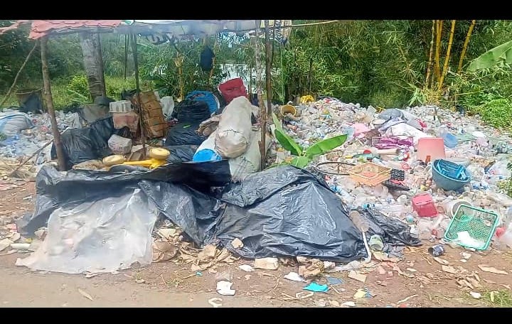 Beberapa titik jalan menuju Tempat Wisata Pemandian Air Panas yang menjadi tempat penimbunan sampah dan barang bekas, Minggu (6/4).