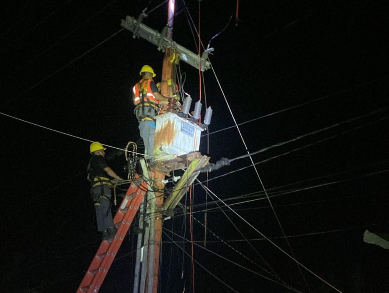 Petugas PLN sedang bekerja mengganti trafo yang rusak di Tanjung Momong, Desa Tarempa Timur. Akibat hal ini, listrik di Kecamatan Siantan padam selama 5 jam.