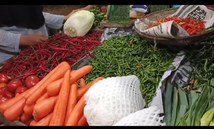 Faisal, Pedagang Cabai merah di Pasar Sayur Dabo Singkep Kabupaten Lingga, Minggu (6/4).