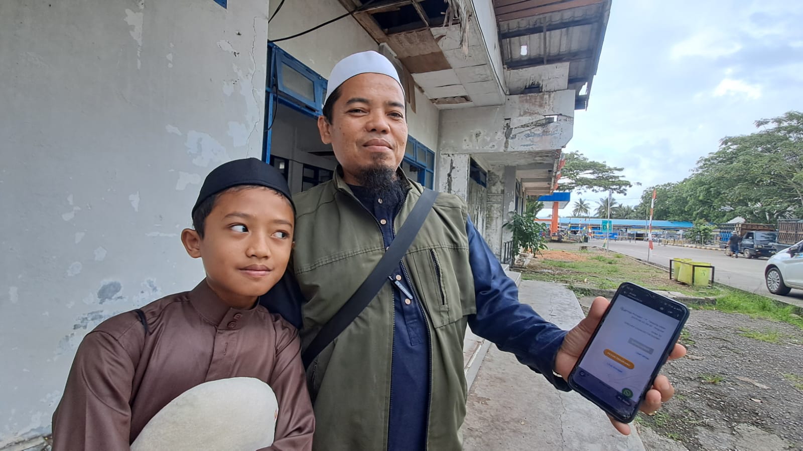 Husein, salah satu penumpang kapal RoRo yang mengeluhkan barcode tiket RoRo tidak muncul saat ditemui di Pelabuhan ASDP Tanjunguban, Bintan.