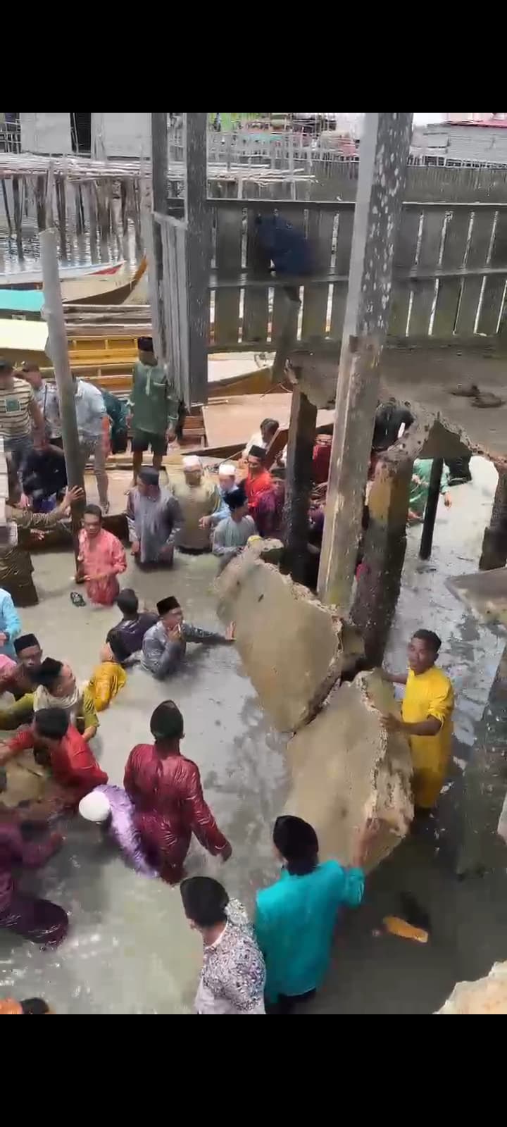 Kondisi lantai pelabuhan yang ambruk pada saat acara pernikahan di Tanjung Resun Desa Baran, Kecamatan Senayang Kabupaten Lingga, Minggu (6/4).