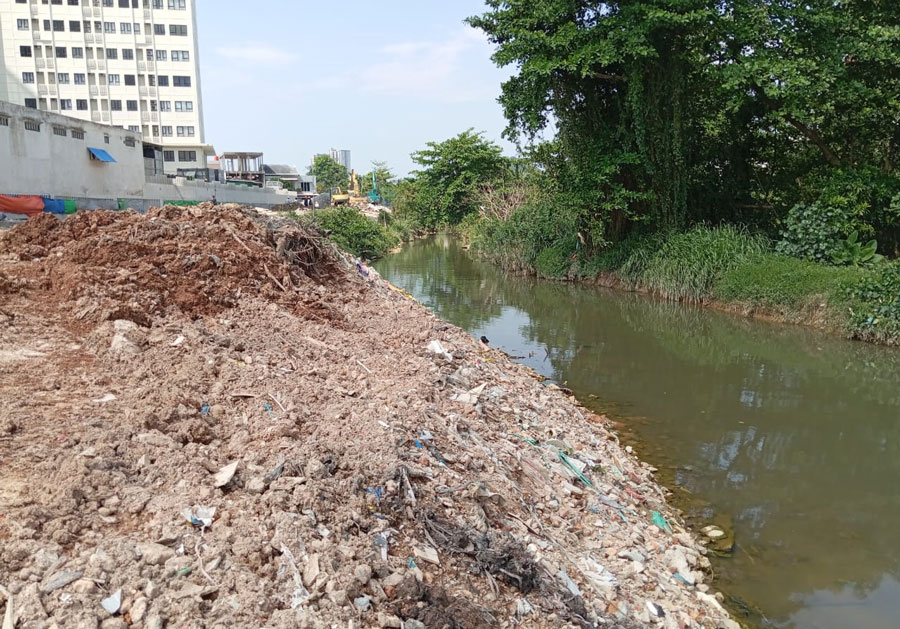 Sunga ditimbun, di Baloi, Batam. Ujungnya banjir.  (f. Arjuna / Batam, Pos)