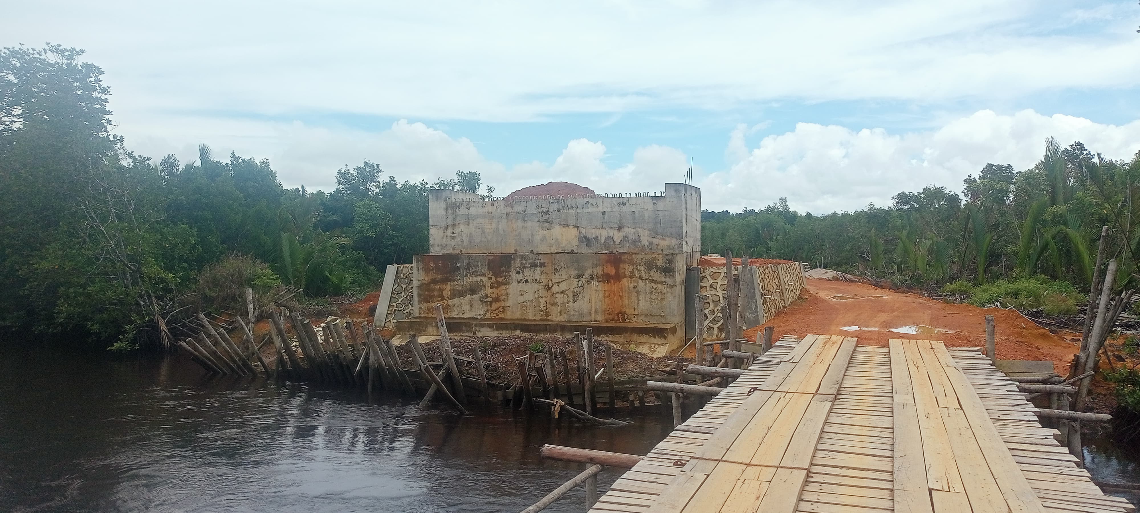Lokasi Konstruksi Jembatan Penyebrangan yang mangkrak di Desa Marok Kecil, Kecamatan Singkep Selatan Kabupaten Lingga, Minggu (7/4).