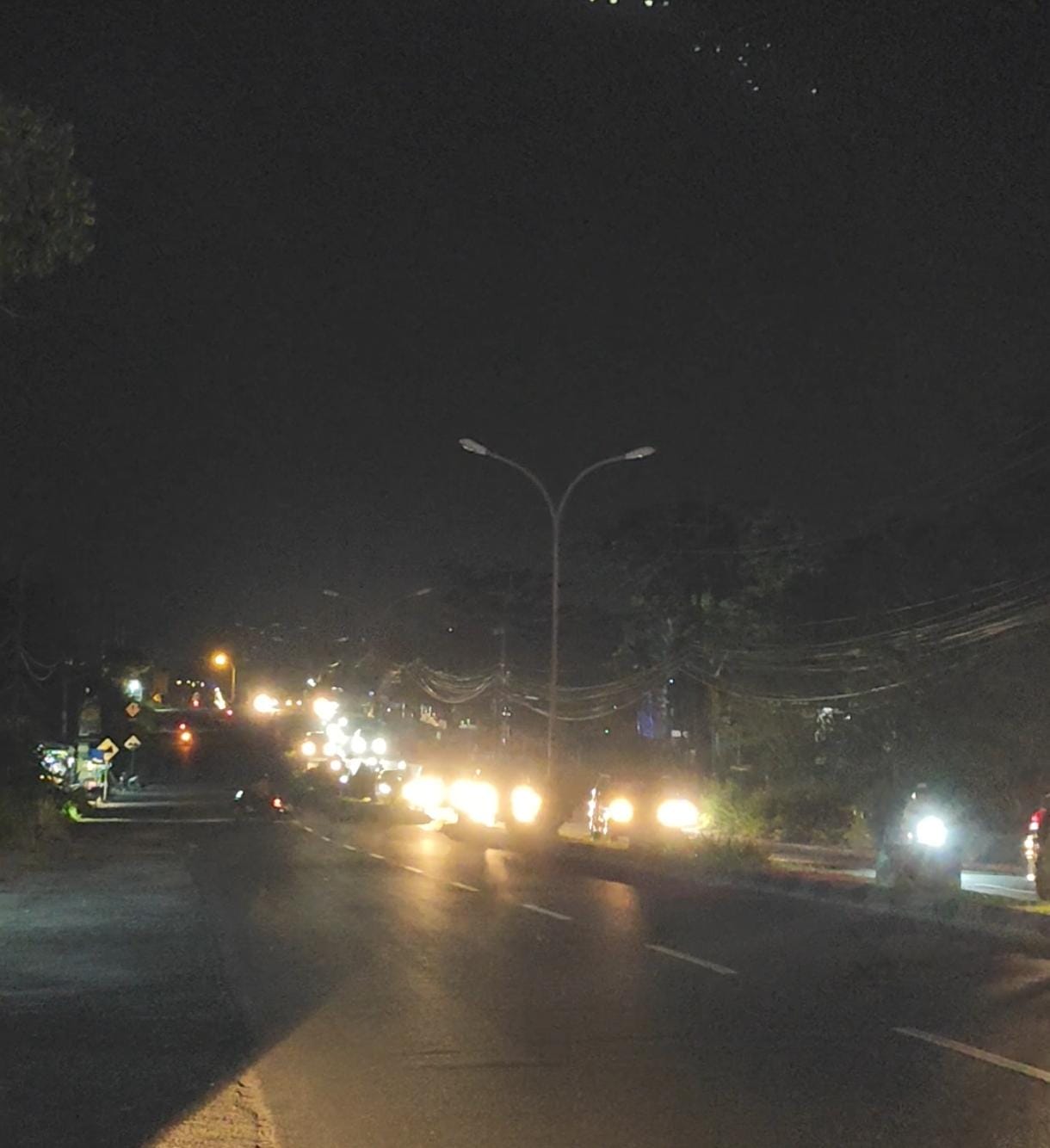 Kondisi gelapnya Jalan D.I Panjaitan Tanjungpinang saat malam hari akibat PJU padam, Sabtu (5/4).