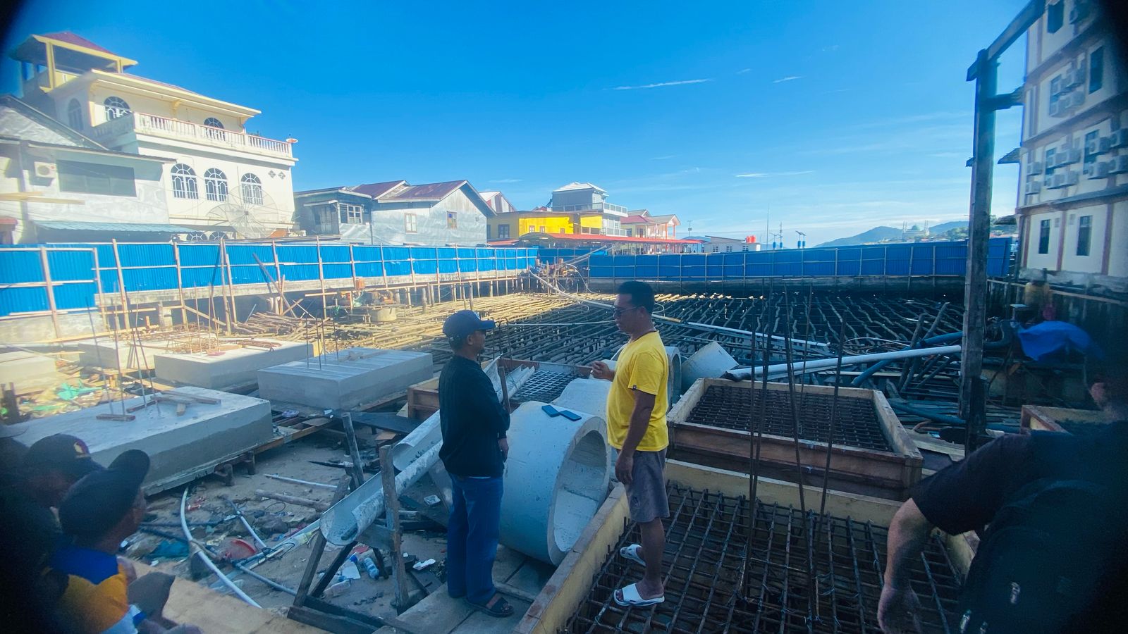 Bupati Anambas, Aneng saat berdiskusi dengan perwakilan kontraktor, Kusno Sujarwadi ketika meninjau progres pembangunan revitalisasi Pasar Loka Tarempa.
