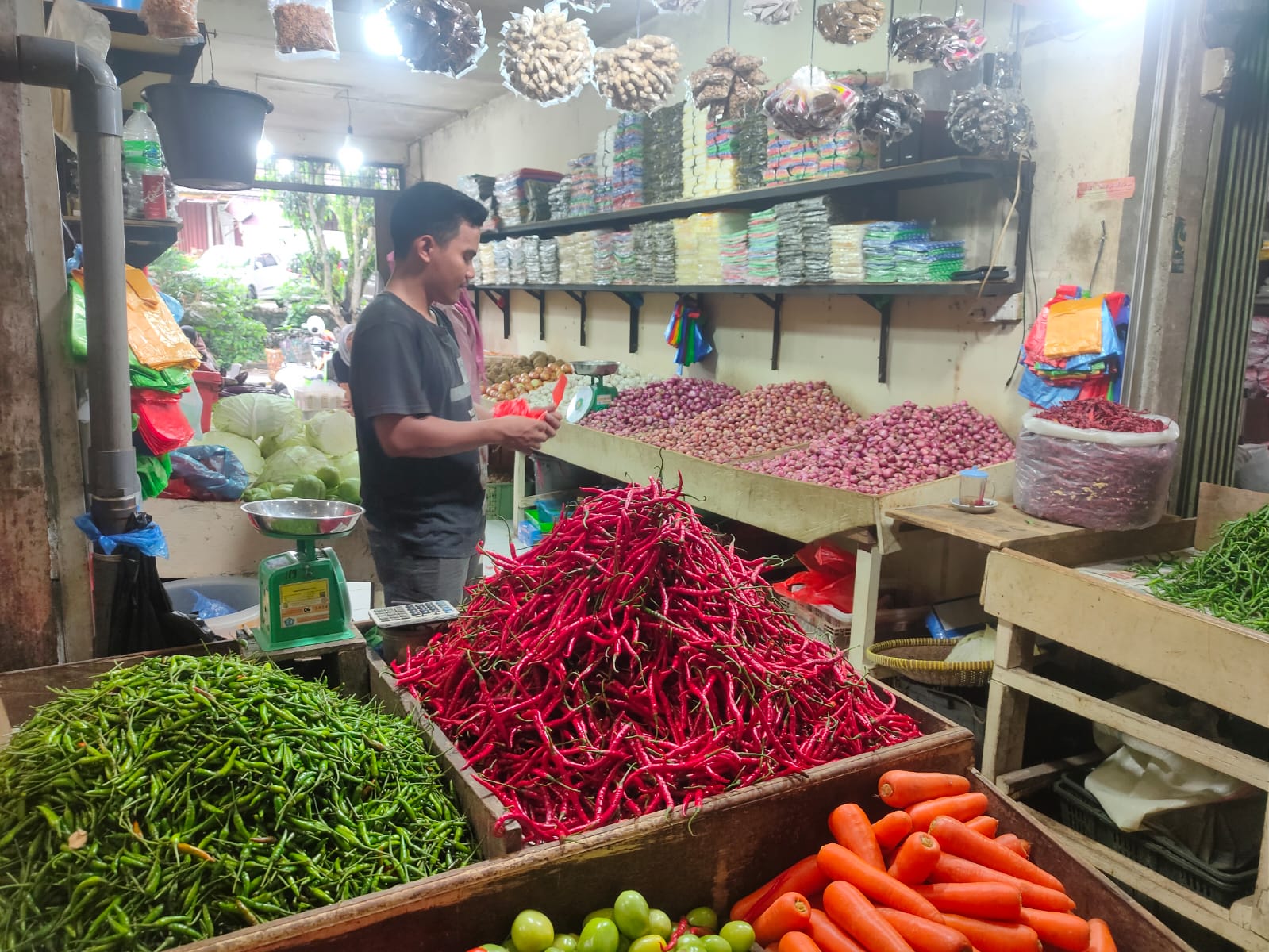 Harga cabai di Pasar Bintan Center Kota Tanjungpinang berangsur turun pasca lebaran Idulfitri 2025, Senin (7/4).