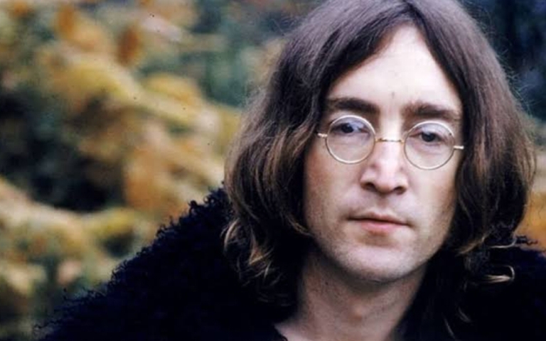 ILUSTRASI. Jhon Lennon, pentolan group band Beatles memiliki ciri khas dengan kacamata bulatnya.