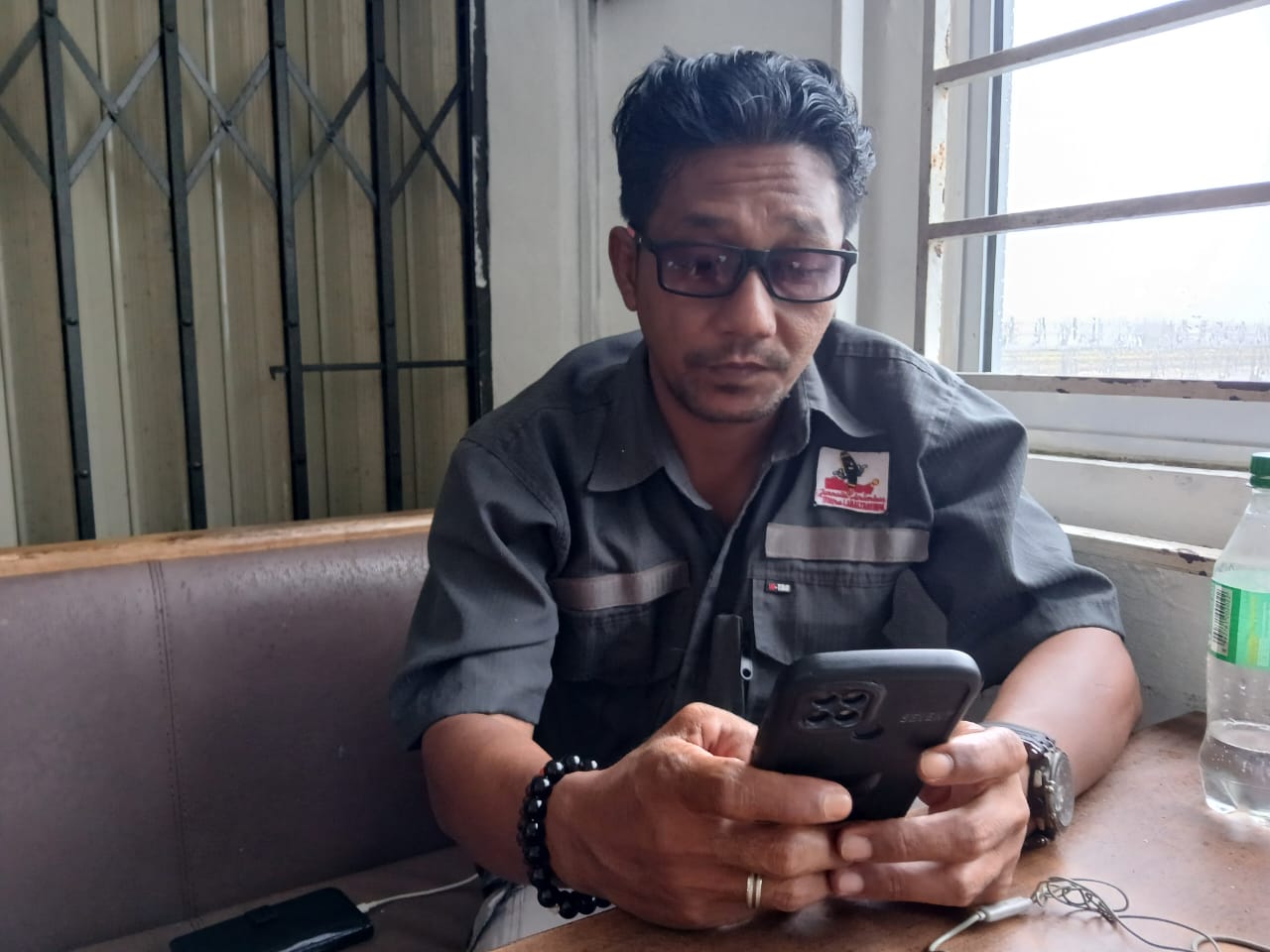 Seorang warga Tarempa Selatan sedang berselancar di dunia maya. Baru-baru ini, sinyal telekomunikasi mengalami gangguan karena baterai tower soak.