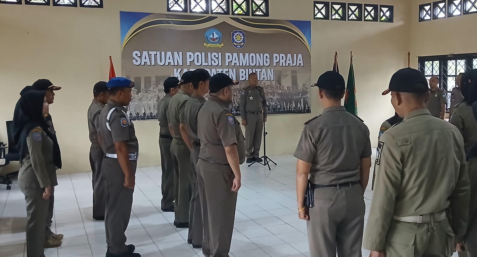 Personel Satpol PP Bintan mengikuti apel penyematan tanda kenaikan pangkat di Kantor Satpol PP Bintan, Selasa (8/4/2025) pagi.