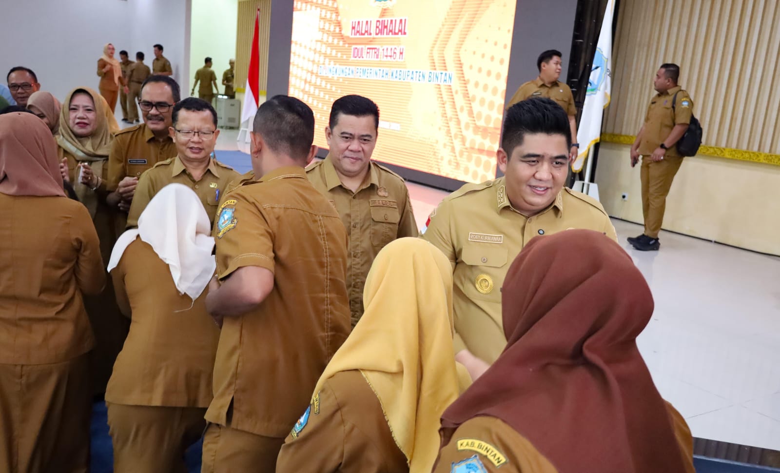 Bupati Bintan, Roby Kurniawan saat halalbihalal di aula kantor Bupati Bintan, Bintan Buyu, Selasa (8/4/2025).