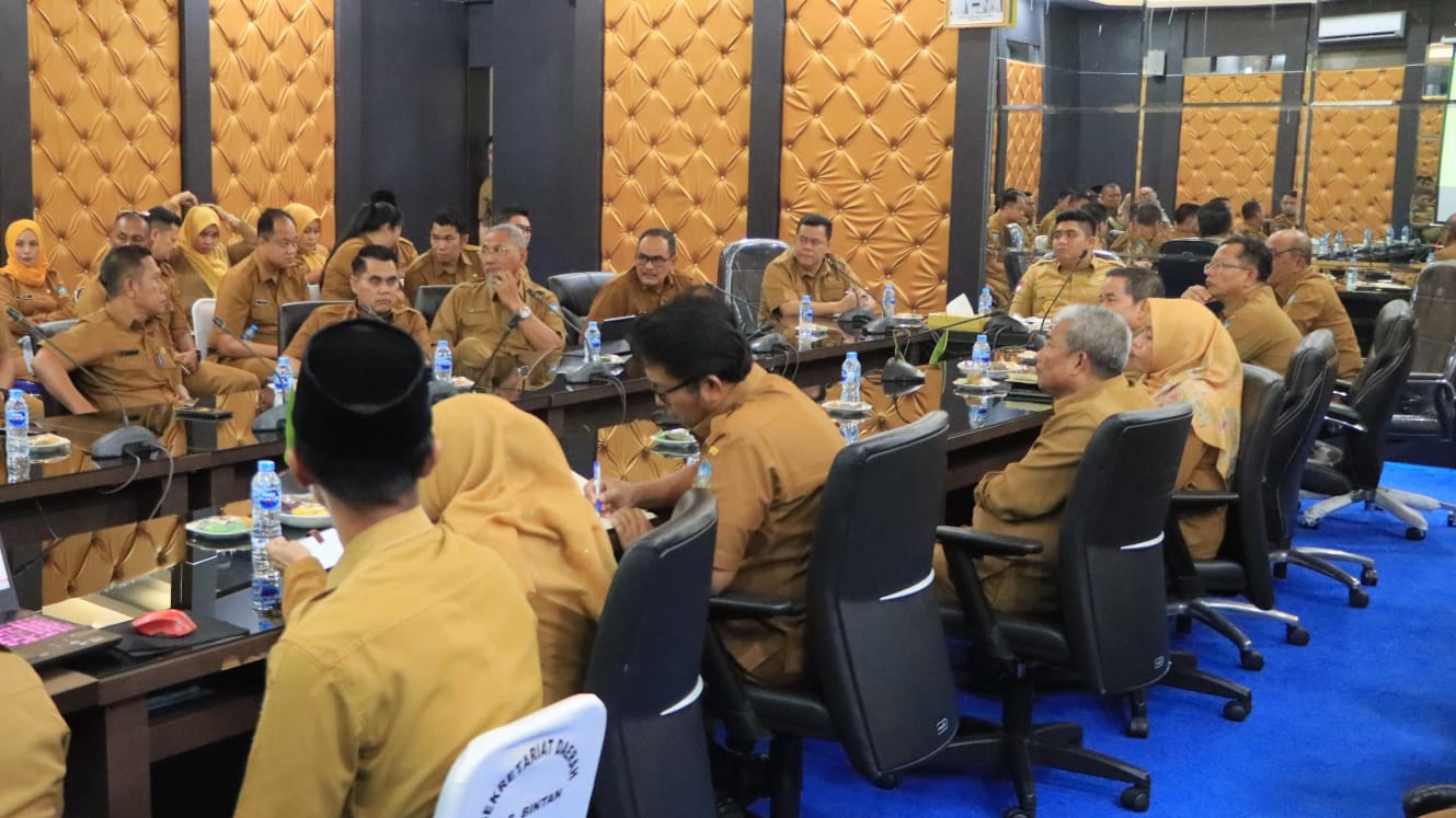 Bupati Bintan, Roby Kurniawan saat memimpin rapat perdana hari pertama kerja usai libur lebaran di kantor Bupati Bintan, Bintan Buyu, Selasa (8/4/2025).