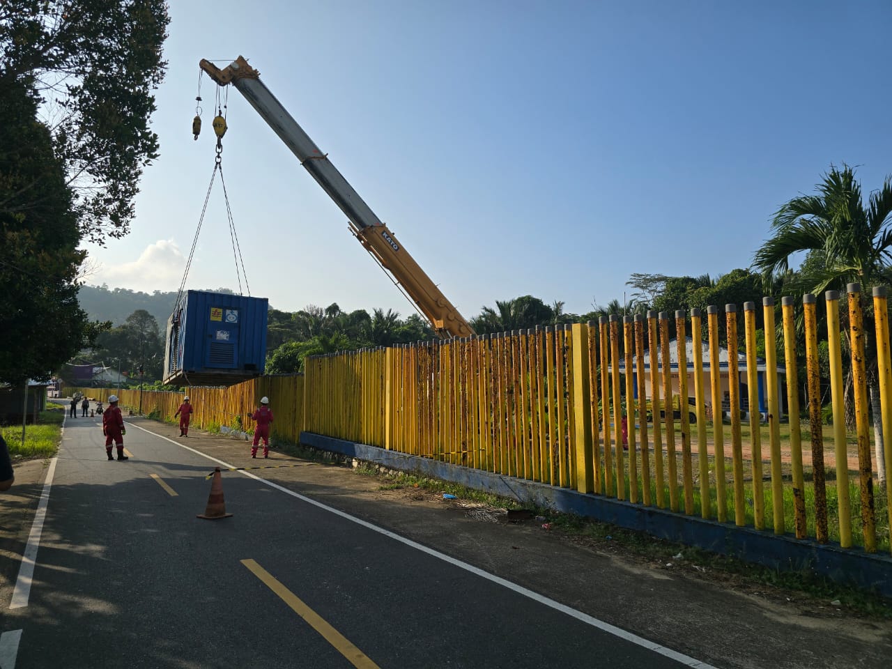 Proses pemindahan mesin pembangkit PLTD Siantan ke unit PLTD Palmatak. Pemindahan mesin ini untuk atasi defisit daya di Pulau Matak.