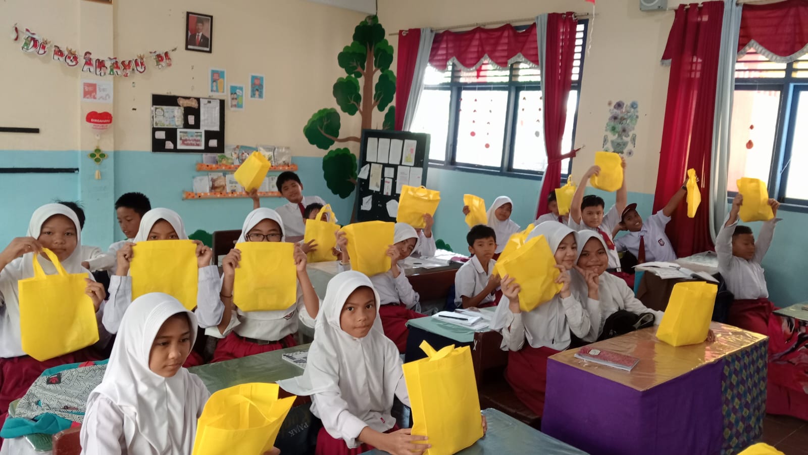 Saat pelajar menerima paker makanan bergizi gratis.