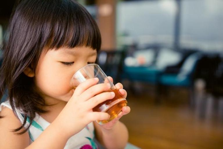 ILUSTRASI. Anak balita tidak dianjurkan minum teh setiap hari. Jika memang perlu, harus memilih teh herbal tanpa kafein.