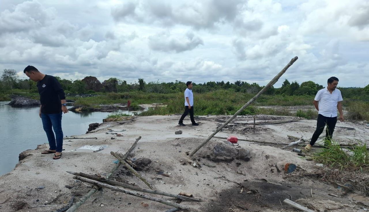 Petugas mengecek ke lokasi yang diduga tambang pasir ilegal di Gunung Kijang, Bintan, Rabu (9/4/2025).