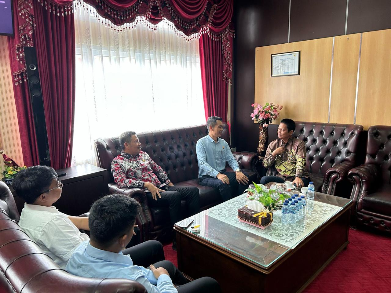 Kepala Kejaksaan Negeri (Kejari) Anambas, Budhi Purwanto saat silaturrahmi dengan Wakil Bupati, Raja Bayu.