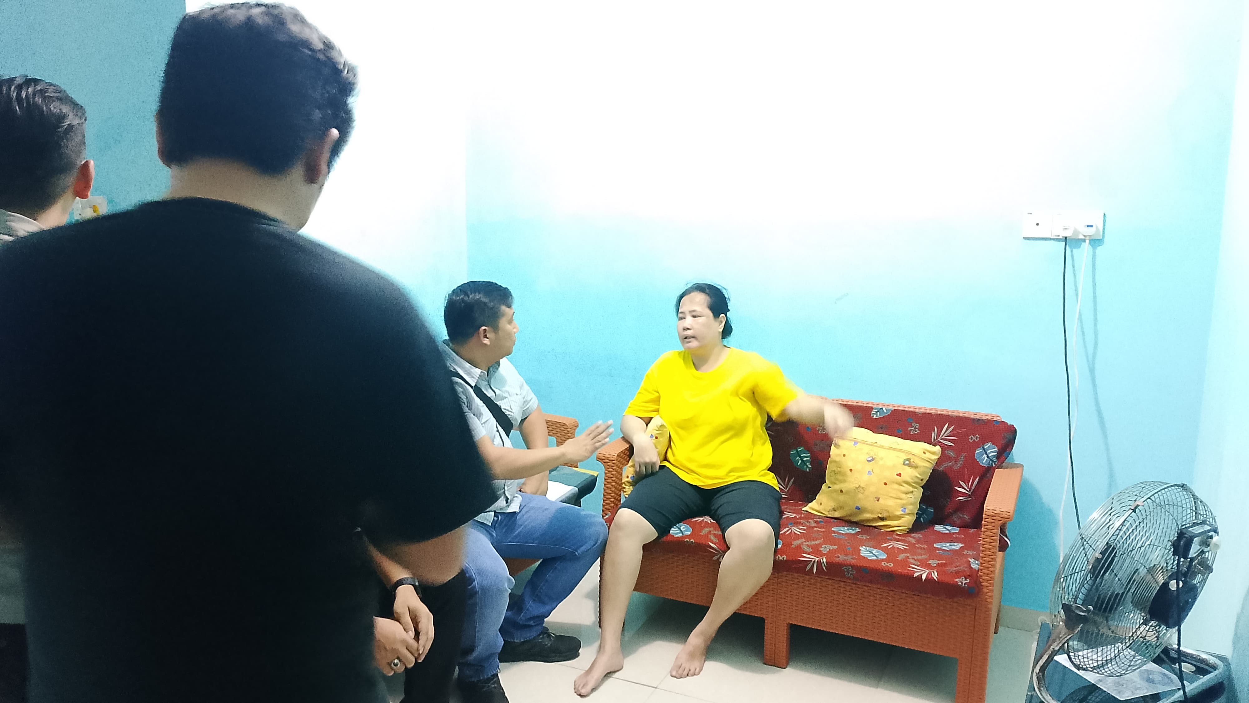 Polisi mengamankan A, wanita penikam RT di kediamannya di Perumahan Greenland, Batam Kota, Jumat (11/4) siang.