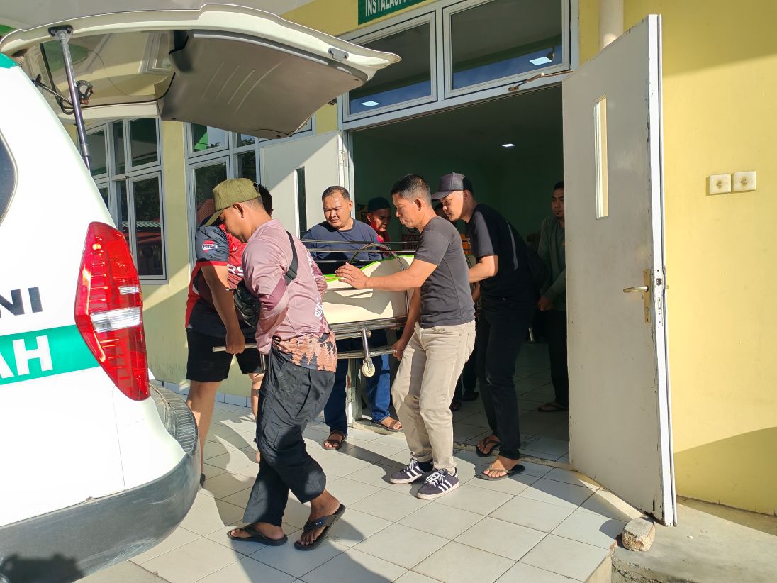 Jenazah Ilham Abadi dimasukkan ke dalam mobil jenazah untuk diberangkatkan ke Urung, Kecamatan Kundur Utara.