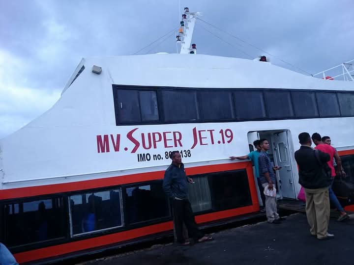 Kapal MV Superjet yang sampai saat ini tidak lagi masuk ke Desa Mensanak, Minggu (13/4).