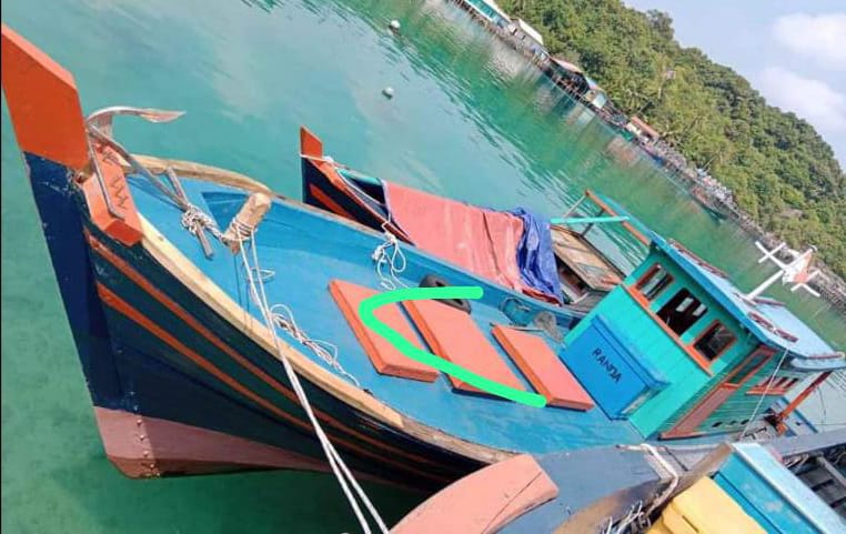 Kapal warga Munjan yang dikabarkan terkatung-kartung di laut usai bertolak dari Selaut, Natuna diduga akibat mesin kapal rusak.