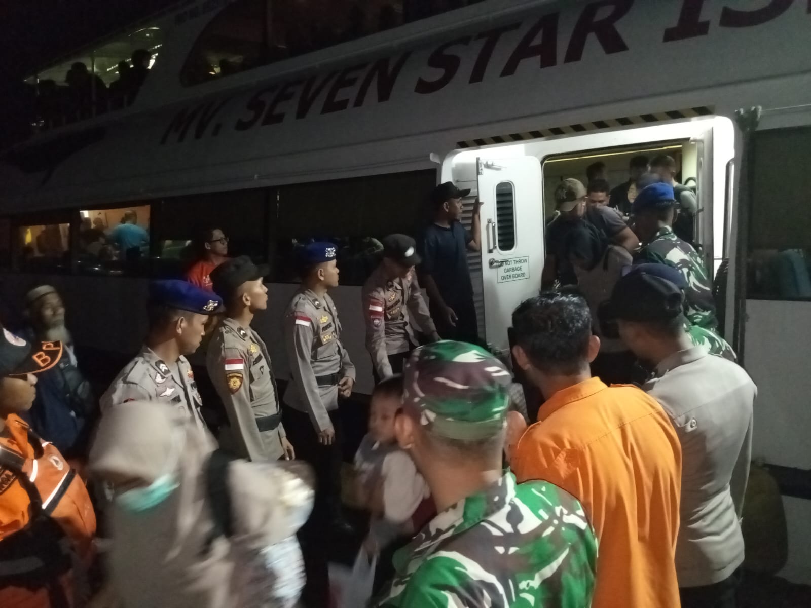 Sejumlah penumpang MV Seven Star Island keluar dari kapal setelah tiba di Pelabuhan Tarempa.