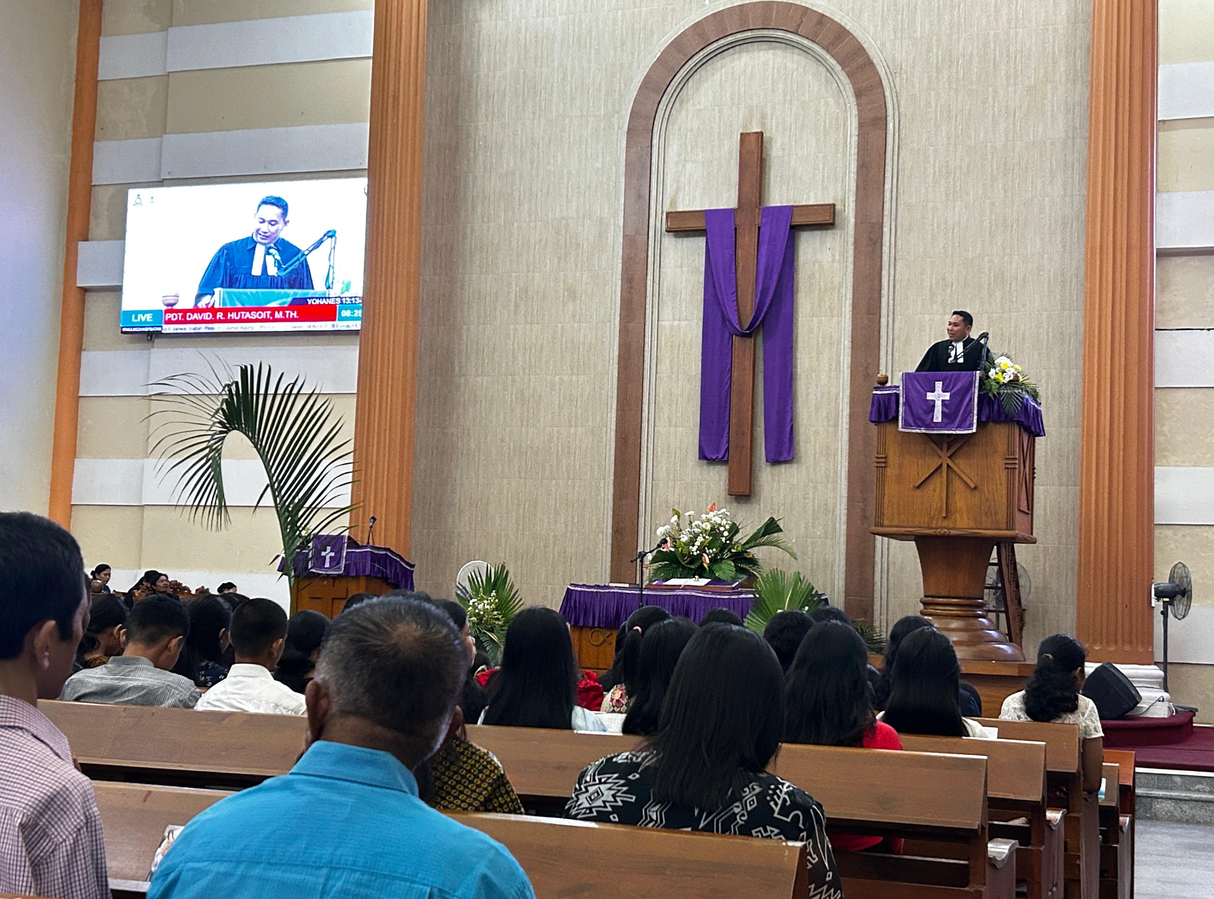 Ibadah Passion II di HKBP Lubukbaja yang dipimpin oleh Pendeta David R Hutasoit, Selasa (15/4/2025). Ini menjadi rangkaian dari pekan suci menuju Paskah, Minggu (20/4/2025)