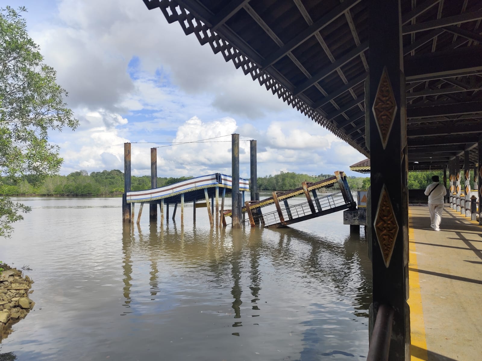 Kondisi dermaga Kota Rebah Tanjungpinang kini mengalami kerusakan parah, Selasa (15/4).