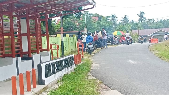 Bangunan Halte di SMA Negeri 1 Singkep yang  tidak dipergunakan oleh Siswa-siswi, Senin (14/4).
