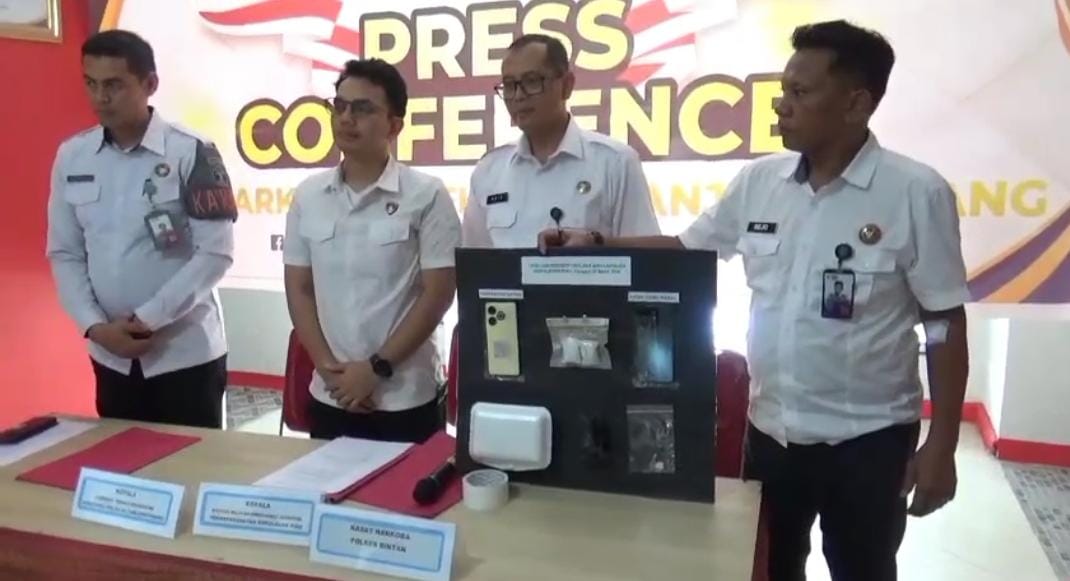 Pihak Lapas dan Polisi menunjukkan barang bukti narkoba jenis sabu yang berusaha diselundupkan ke dalam Lapas Narkotika Kelas IIA Tanjungpinang, Rabu (16/4/2025).