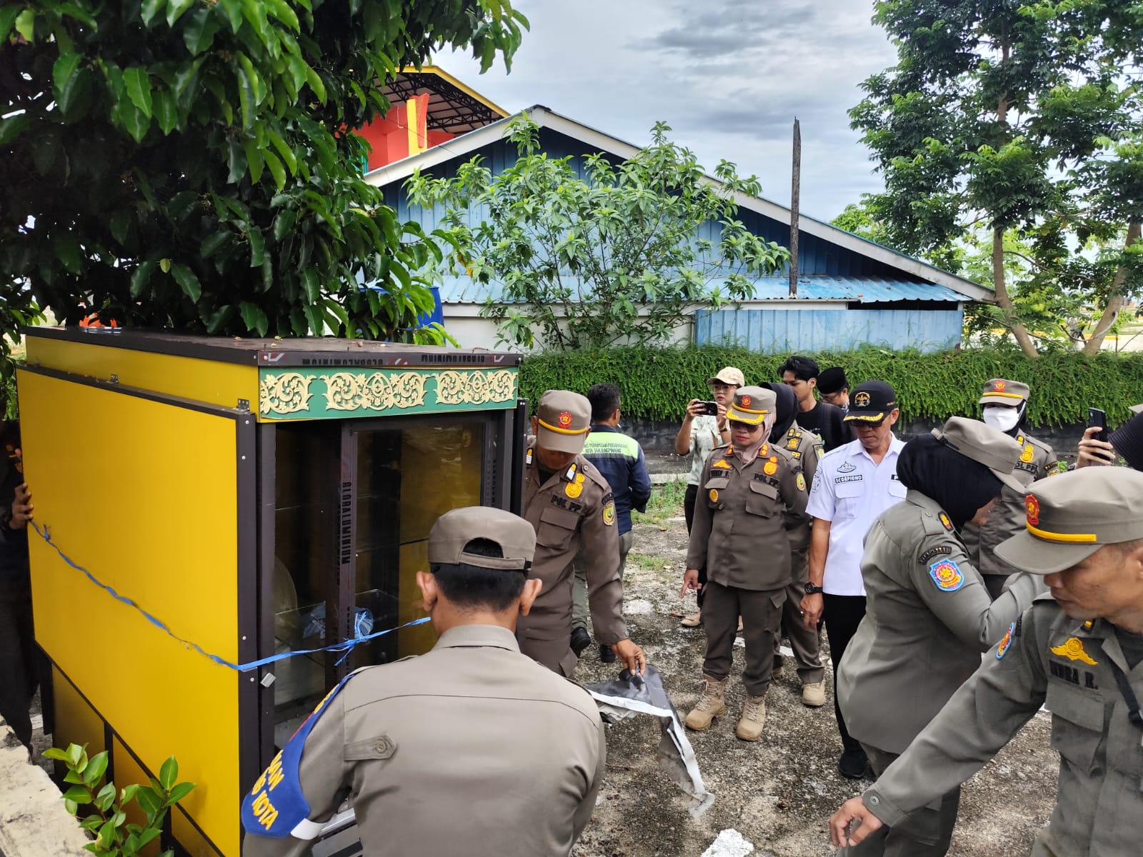 Petugas Satpol PP Tanjungpinang saat menertibkan gerobak pedagang Taman Laman Boenda, Jumat (18/4).