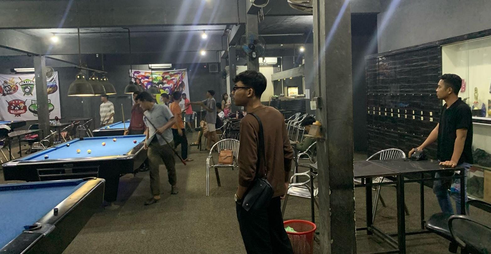 Petugas melakukan razia di salah satu kafe di Jalan Barek Motor, Kijang Kota, Bintan Timur, Bintan.