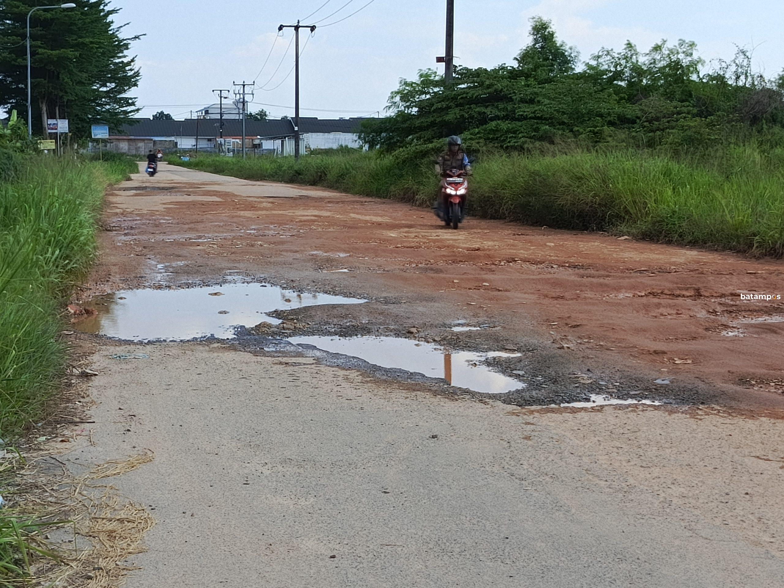 Jalan rusak menuju pemukiman di sekitar pasar Tembesi Seken Sagulung.