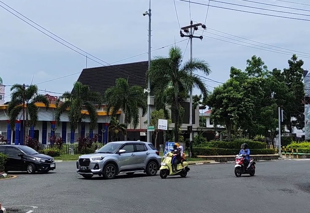 Pengendara melintas di simpang empat Pamedan Tanjungpinang.